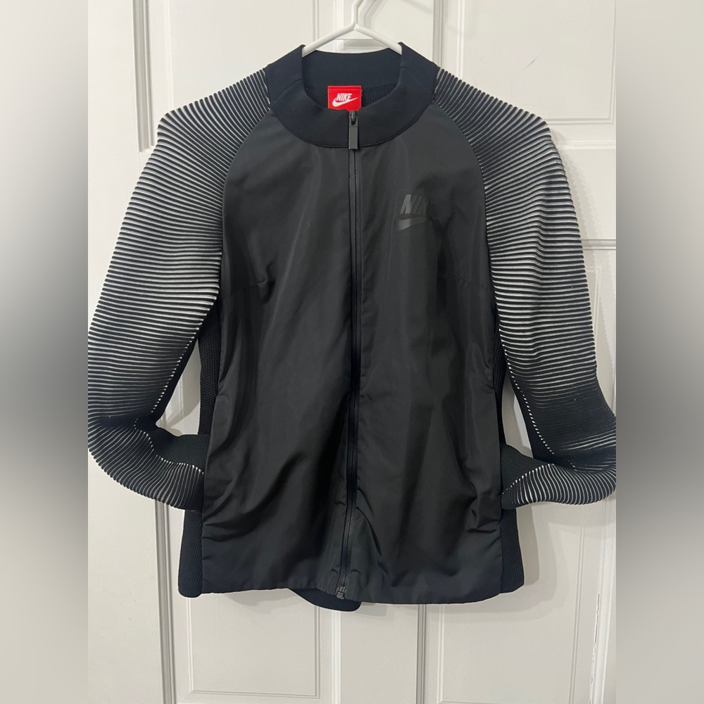 Nike women’s Dynamic Reveal Jacket
